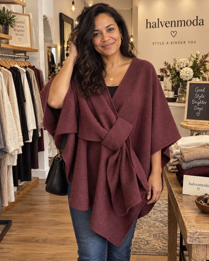 Clienta con el poncho Lía en burdeos
