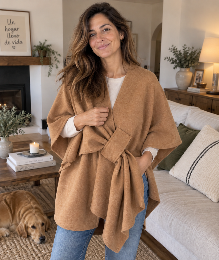 Clienta con el poncho Lía en camel