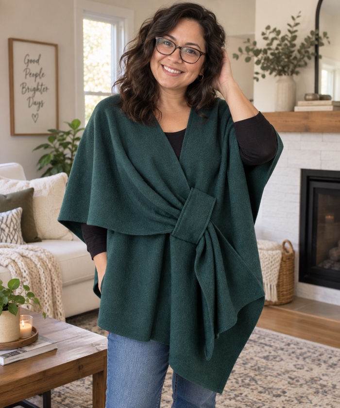 Clienta con el poncho Lía en verde