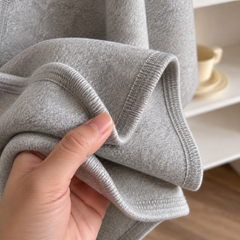 Costura del poncho Lía gris claro