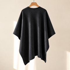 Poncho Lía negro de espaldas