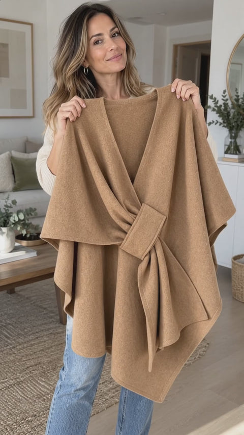 Clienta enseñando el poncho Lía en camel